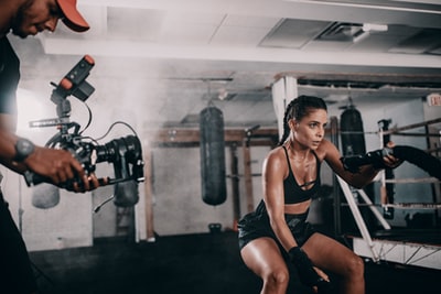 穿黑色运动内衣的女子在锻炼的浅焦照片